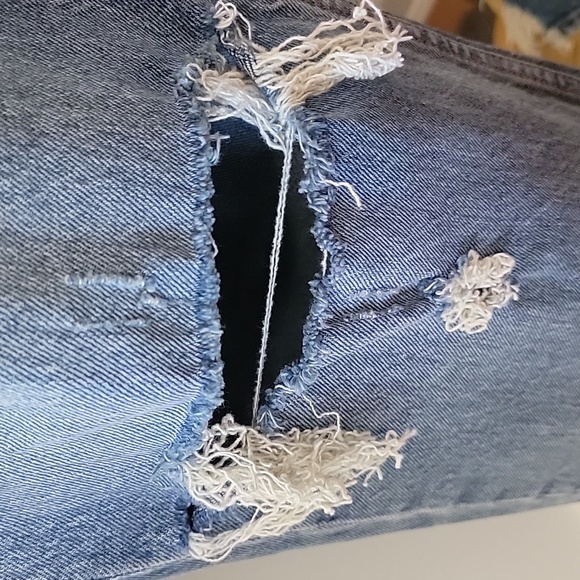 ABERCROMBIE & FITCH Curve Love The Mom High Rise Distressed Light Wash Jeans - Picture 3 of 8